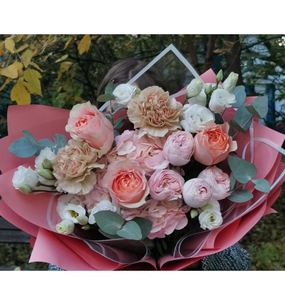 Нежный букет с пионовидными розами Гравити, Мэнсфилд и гортензией