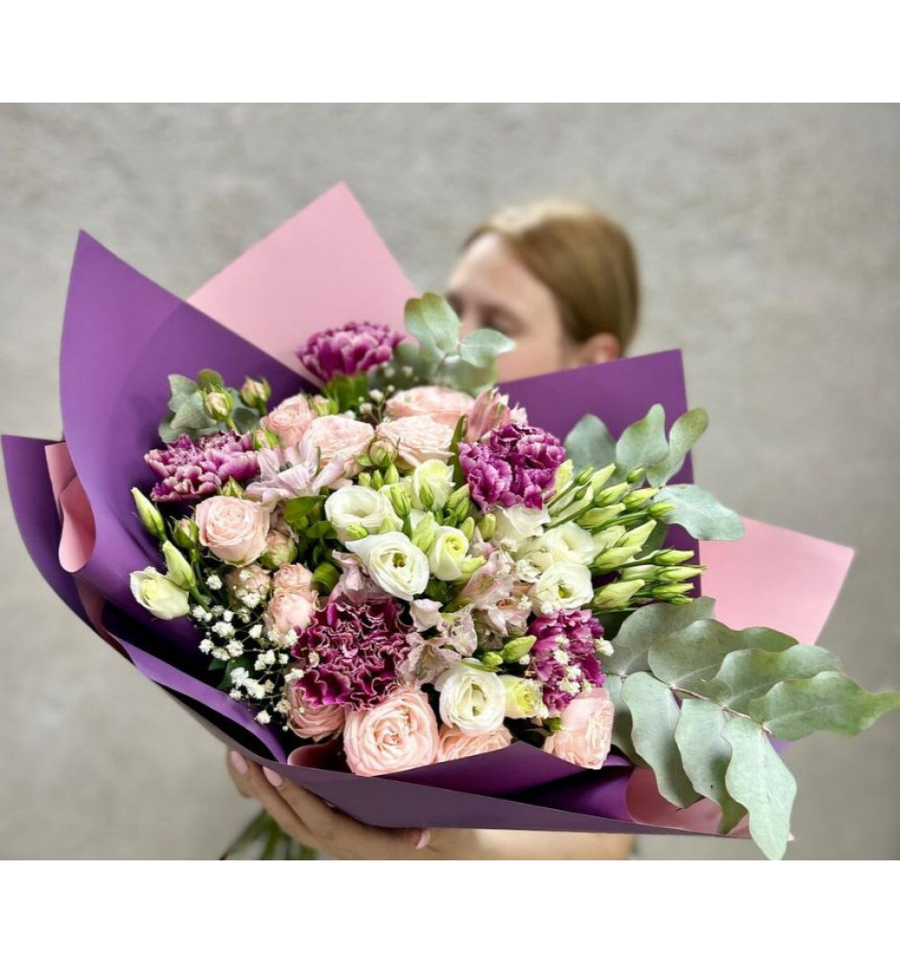 Авторский букет с розами и диантусами