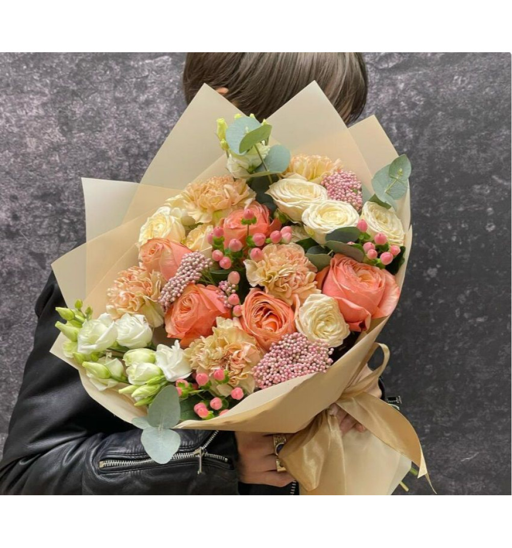 Авторский букет с пионовидными розами и озотамнусом