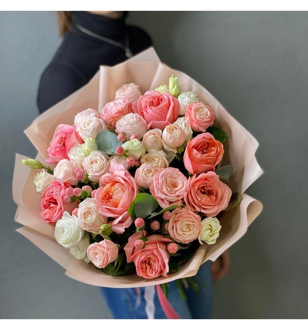 Авторский букет из пионовидных роз