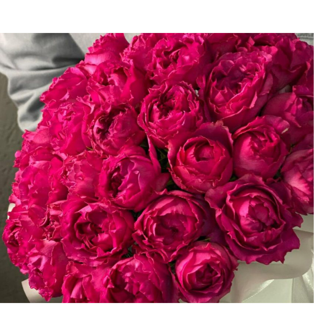 Пионовидная кустовая роза в коробке